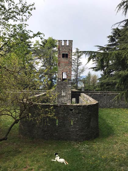 Blick auf das Castello di Laveno Mombello