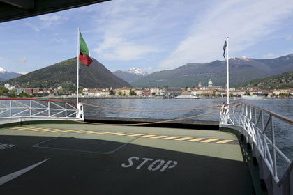 Anfahrt auf den Hafen von Intra