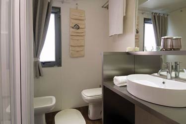 Badezimmer im Mobilheim auf dem Camping Village Lago Maggiore