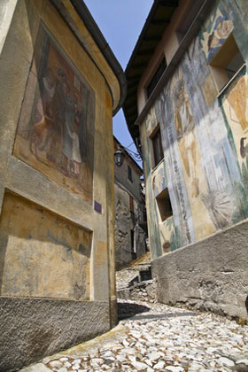 Bemalte Gasse in Arcumeggia
