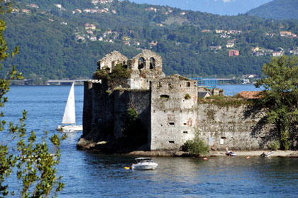 Boote am Castelli di Cannero