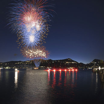 Feuerwerk Veranstaltung am Lago Maggiore
