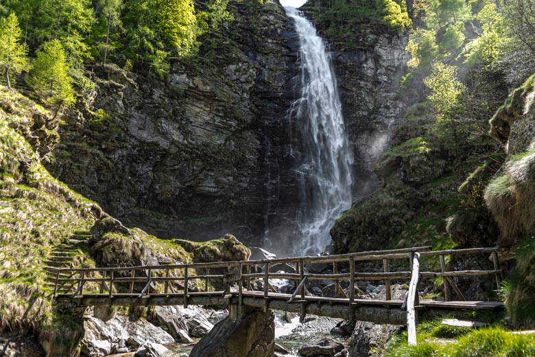 Der romantische Froda-Wasserfall