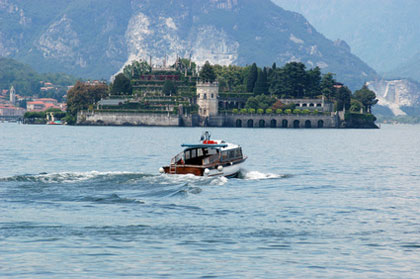 Motorboot an der Isola Bella