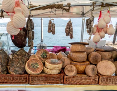 Wurstwaren und Käsesorten am Lago Maggiore