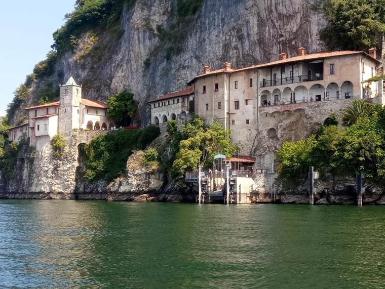 Blick auf die Santa Caterina del Sasso