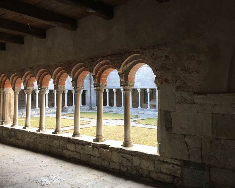 Der Chiostro di Voltorre Der Chiostro di Voltorre