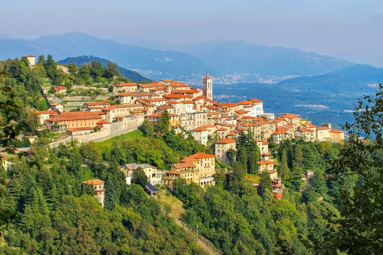 Blick auf das Dorf Sacro Monte di Varese