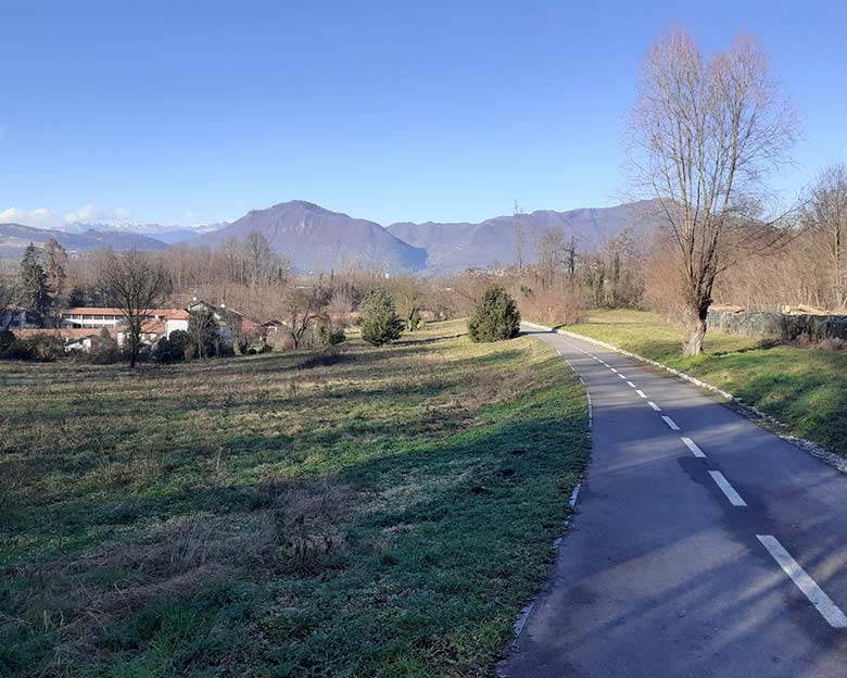 Lauf- und Fahrradweg (pista ciclopedonale) Lauf- und Fahrradweg (pista ciclopedonale)