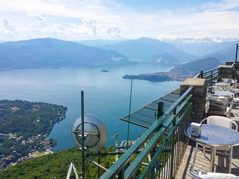Restaurant der Seilbahn von Laveno mit der herrlichen Terrasse und dem atemberaubendem Seeblick