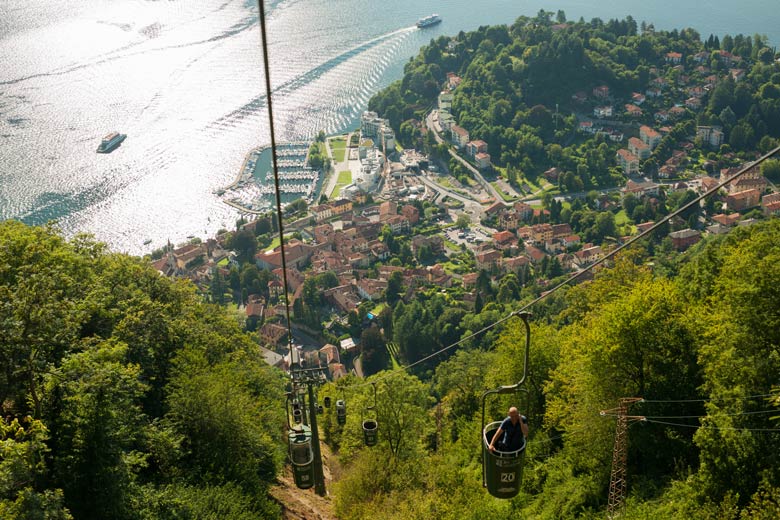 Blick von der Seilbahn von Laveno auf Laveno Mombello