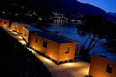Mobilheime bei Nacht auf dem Lakeview Cannobio Camping & Resort