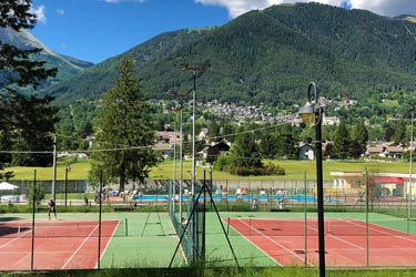 Tennisplatz auf dem Camping la Pineta