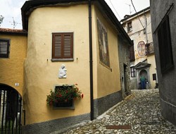 Bemalten Dörfer im Osten des Lago Maggiore